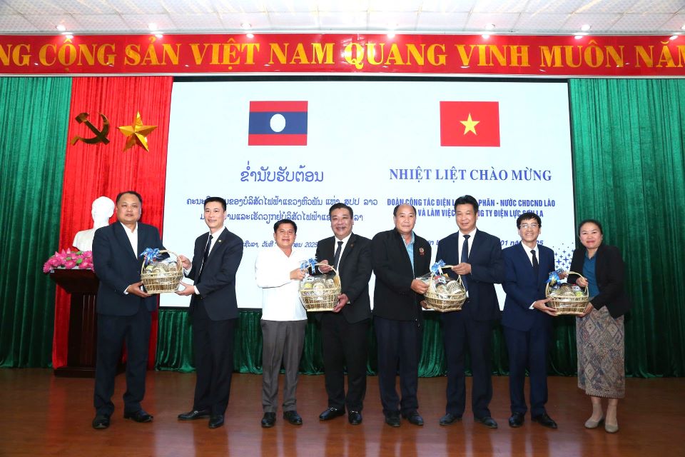 Đoàn công tác của Điện lực Hủa Phăn thăm và chúc Tết Công ty Điện lực Sơn La